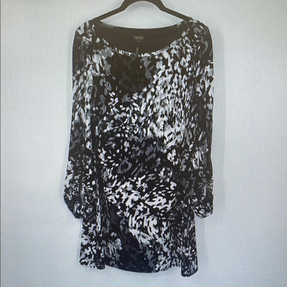 Women's Black and White Patterned Top